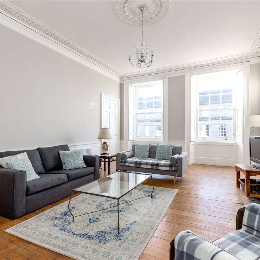 A spacious second floor four bedroom apartment, with two bathrooms, available on an furnished basis. - Photo 1