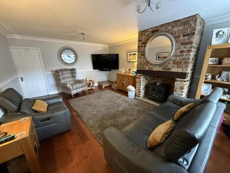 4 bedroom detached house to rent - Photo 2