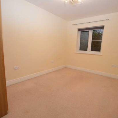 3 bedroom property to rent in Addlestone - Photo 1