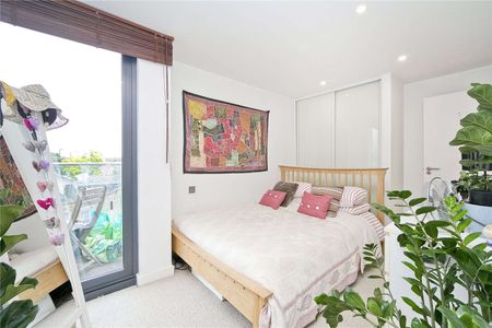 Large two bed apartment forming part of a high-specification development. - Photo 5