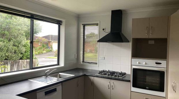 Modern 3-Bedroom Home + Office in Hamilton East – Newly Painted & Move-In Ready - Photo 1