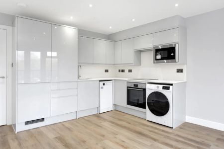 3 bedroom flat in Kentish Town - Photo 4