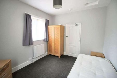 Brentwood Road, Romford, RM1 - Photo 4