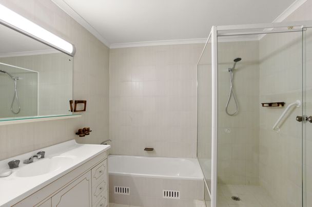 Spacious 2 Bedroom Apartment in the heart of Bondi Beach - Photo 1