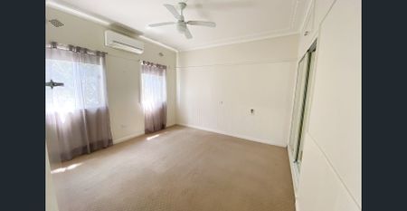 THE IDEAL FAMILY HOME + SELF CONTAINED FLAT - Photo 2