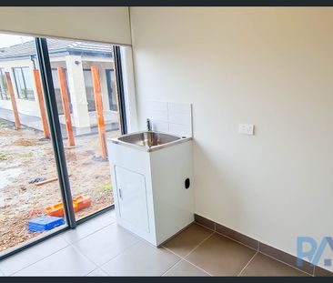 33 Woolly Parade, Clyde North, Vic 3978 - Photo 3