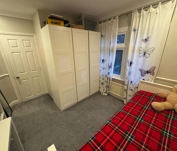 4 bedroom semi-detached house to rent - Photo 2