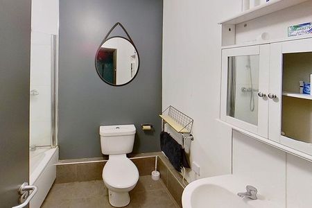 3 bedroom flat to rent - Photo 5