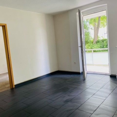 Erdgeschosswohnung in zentraler Lage mit Balkon, Verkehrsanbindung direkt vor der Haustür - Foto 1