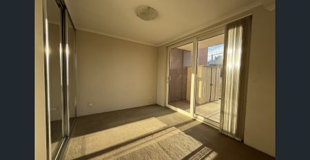 Ideally located three bedroom apartment - Photo 4