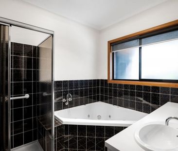 Spacious 4-Bedroom Family Home in a Quiet Court - Photo 5