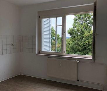 Schön geschnittene 2-Zimmerwohnung mit Balkon in Naumburg - Photo 2