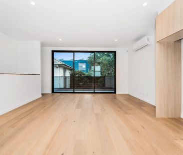 Ultra-modern home close to everything! - Photo 6