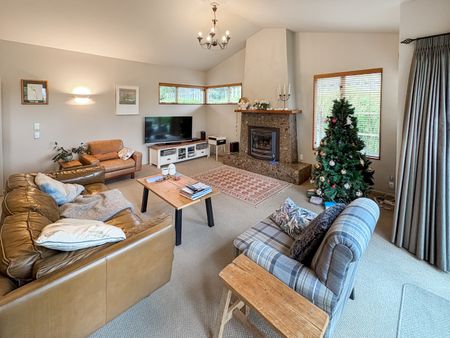 Executive Family Home - Owhata - Photo 2