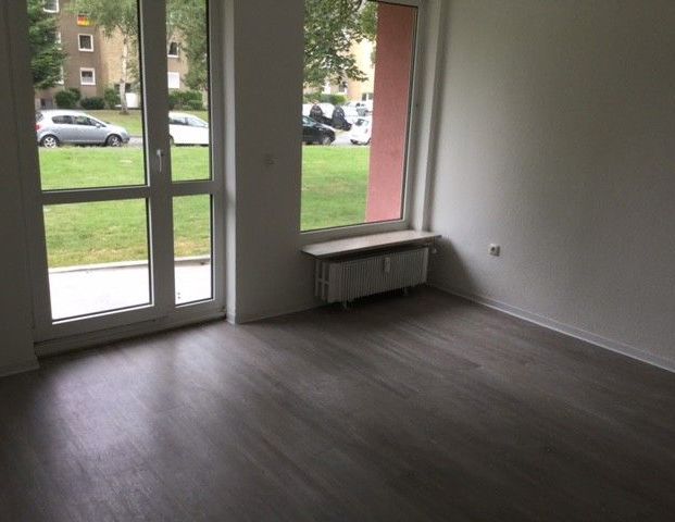 ** Bezugsfertige 2-Zimmer-EG-Wohnung mit ebenerdigem Duschbad und Balkon!** - Photo 1