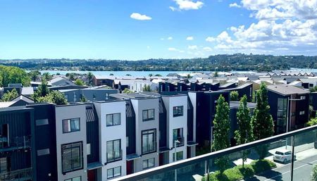 Stylish Furnished Harbour-View Apartment – Lock Up - Photo 5