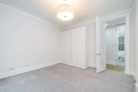 2 bedroom flat in London - Photo 4