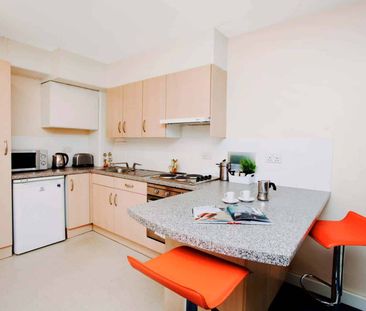 Large Standard Double Ensuite: Three Bed Flat - Photo 6