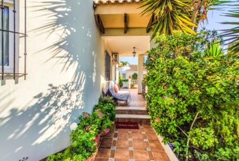 Chalet Vacacional con la piscina privada en La Zenia