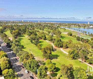 Elegant 2-Bedroom Apartment with Light-Filled Interiors in a Prime ... - Photo 3