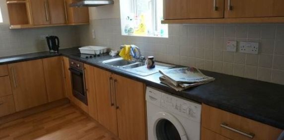 Large 4 bedroom property - Photo 2