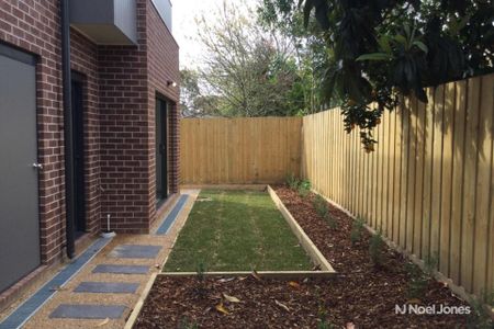 4/6 Esther Crescent, MOOROOLBARK - Photo 5