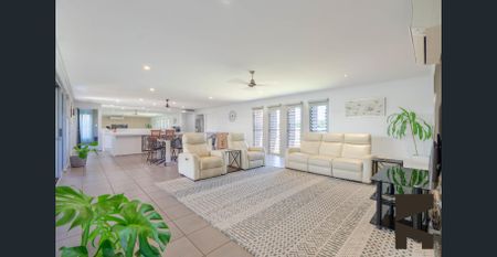 FULLY FURNISHED OPPORTUNITY - WALK TO ST LUKES ANGLICAN SCHOOL - Photo 3