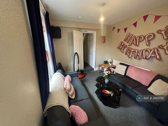 1 bedroom in a house share to rent - Photo 1