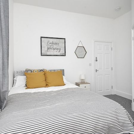 1 bedroom in a house share to rent - Photo 3