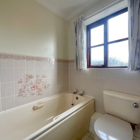 2 bedroom Semi-Detached House to let - Photo 4