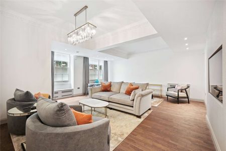 Superb 4 bedroom apartment in a highly sought after portered building - Photo 3