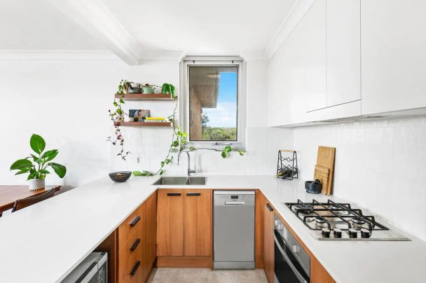 “Smart and bright style with beachside convenience” - Photo 1