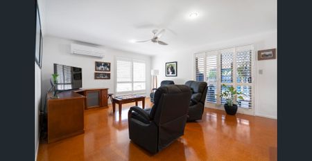 Stunning 4 Bedroom Home with A/C, Pool and 2 Street Access - Photo 2