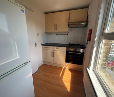 Flat to rent - Grove Vale, London, SE22 - Photo 2