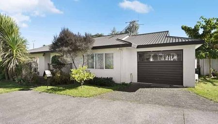 Centrally Located Three Bedroom - Photo 5