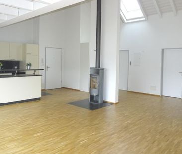 heimelige Dachwohnung mit hohen Räumen und Schwedenofen - Photo 3