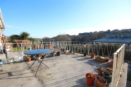 4 bedroom semi-detached house to rent - Photo 4