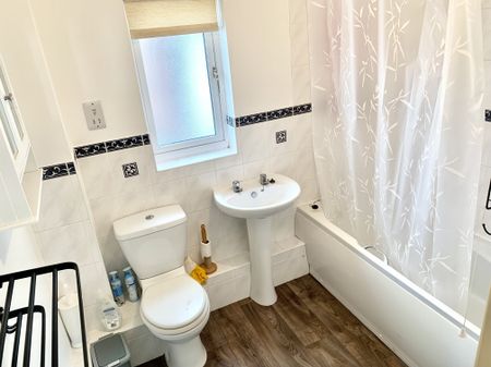 White Horse Gardens, March - Photo 5