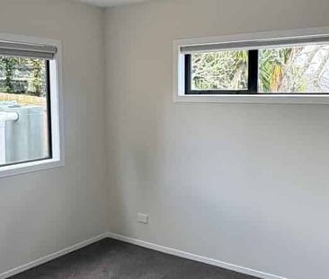 New 3 bedroom home in Te Atatu - Photo 2