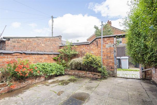 1 bedroom in a house share to rent - Photo 1