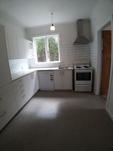 Renovated, sunny flat with off street parking - Photo 3