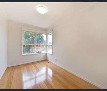 Family Home - beautiful outdoor area ready for summer! - Photo 5