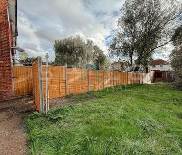 Bedroom Ground Floor Maisonette In, NW7 - Photo 3