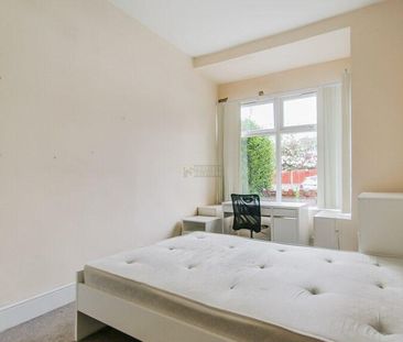 4 bedroom end of terrace house to rent - Photo 1