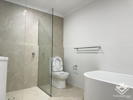 BRAND NEW ULTA MODERN LUXURY 3 BEDROOM TOWNHOUSE WITH DUCTED AIR-CON - First 2 Week Rent Free - Photo 2