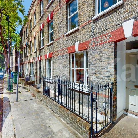 Georgian Townhouse, triplex, four double bedrooms, two bathrooms & Patio Garden - Photo 1
