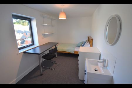 7 Bed End Terrace, Hillside Court, RG1 - Photo 5