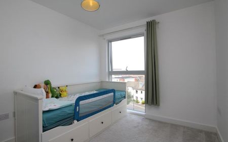 A second floor apartment in "The Square" offered on a furnished basis. Available in April, in an ideal location, close to local employers and shops. - Photo 2