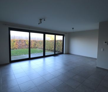 Een recent gelijkvloers appartement met 2 slaapkamers, tuin, autost... - Photo 2