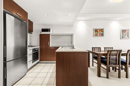 Fully Furnished Inner-City Apartment with Large Balcony in Fortitude Valley - Photo 4